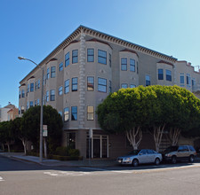 400 Avila St in San Francisco, CA - Building Photo - Building Photo