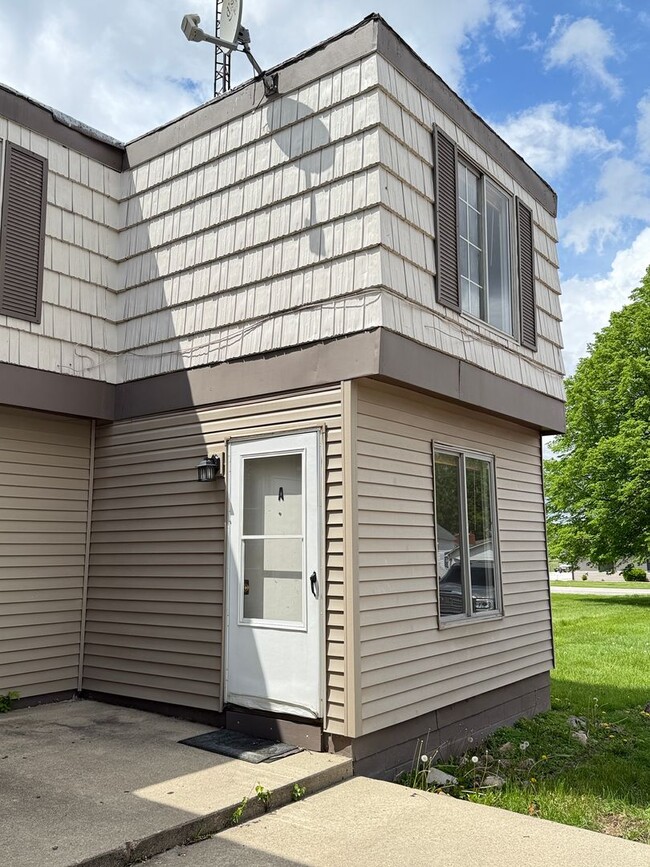 805 S Walnut St in Brookston, IN - Building Photo - Building Photo