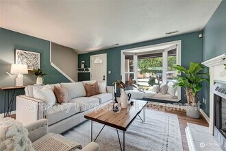 9772 NE 124th Pl in Kirkland, WA - Building Photo - Building Photo