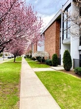 Woodbine Living in Avenel, NJ - Foto de edificio - Building Photo