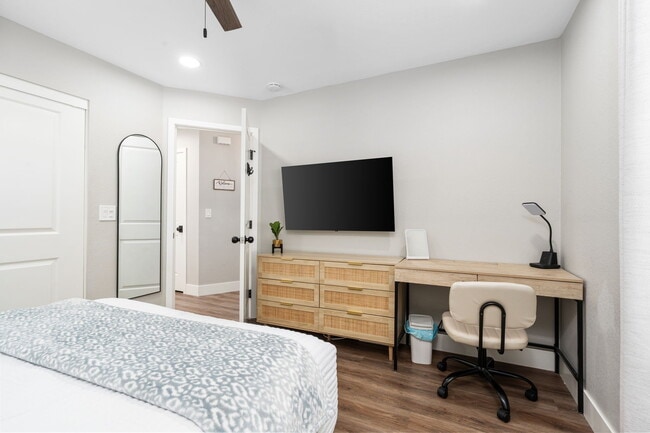 9178 N Woodlawn Dr, Unit Room A in Fresno, CA - Building Photo - Building Photo