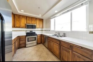 5200 Premiere Hills Cir, Unit 244 in Woodland Hills, CA - Building Photo - Building Photo