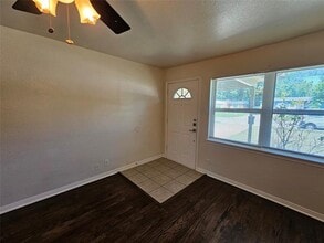 1526 Hillcrest St in Mesquite, TX - Foto de edificio - Building Photo
