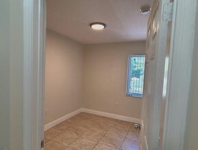 1977 NW 5th Pl, Unit 408 in Miami, FL - Building Photo - Building Photo