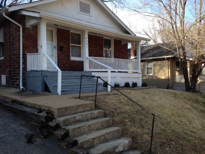 2205 Alameda in Maplewood, MO - Building Photo