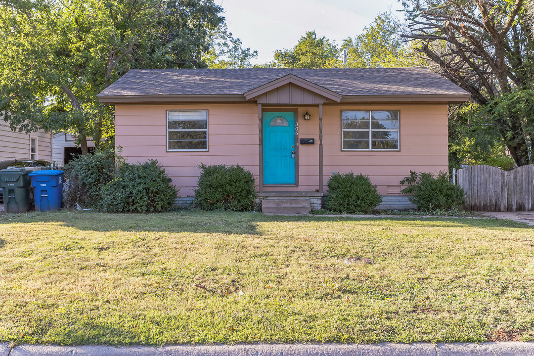 306 E Jacobs Dr in Midwest City, OK - Foto de edificio