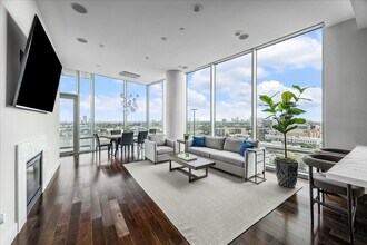 2727 Kirby Dr in Houston, TX - Building Photo - Building Photo