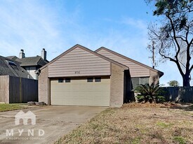 8731 Summit Pines Dr in Humble, TX - Building Photo