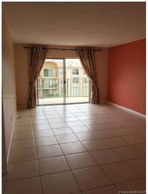 9320 Fontainebleau Blvd-Unit -607 in Miami, FL - Building Photo