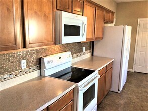 6140 Glen Way Dr in Winston-Salem, NC - Foto de edificio - Building Photo