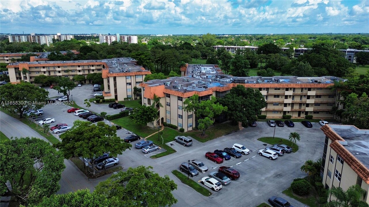 6101 N Falls Cir Dr in Lauderhill, FL - Building Photo