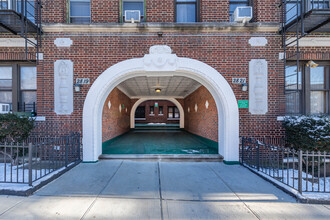 2819-2821 33rd St in Astoria, NY - Foto de edificio - Building Photo