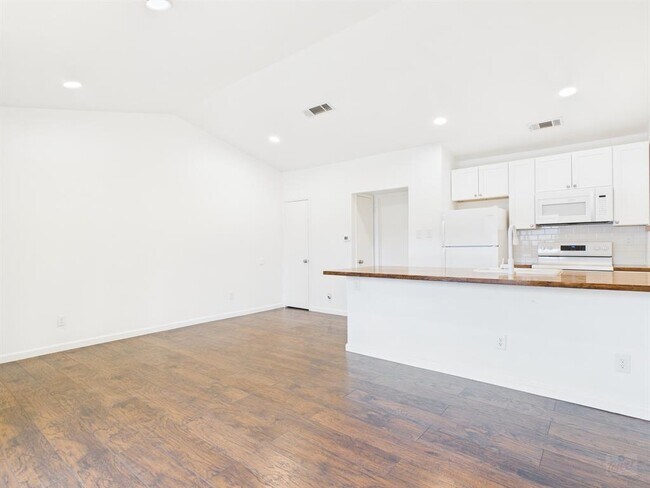 1303 Hollow Creek Dr in Austin, TX - Foto de edificio - Building Photo