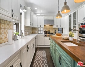 1110 N BEVERLY GLEN Blvd in Los Angeles, CA - Building Photo - Building Photo