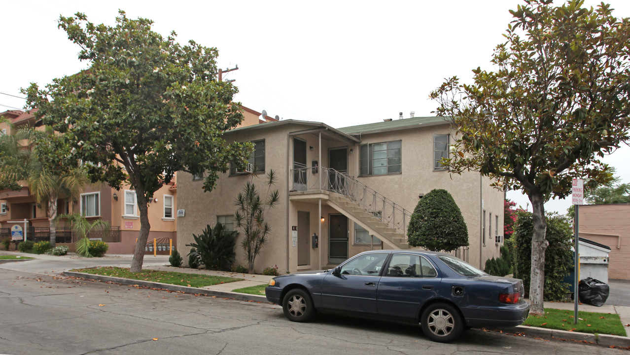 406 E Valencia Ave in Burbank, CA - Building Photo