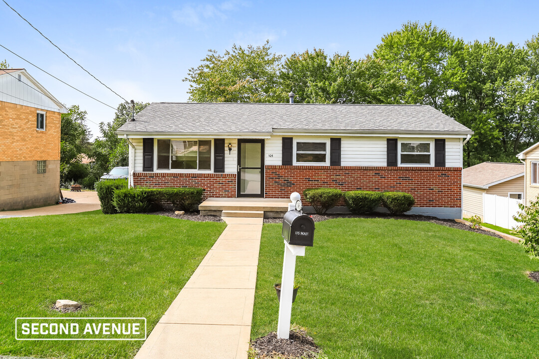 105 Rockwood Ave in Irwin, PA - Building Photo