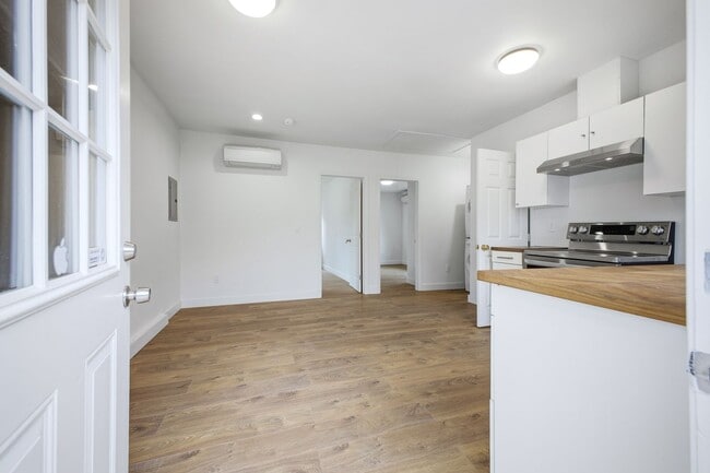 570 W Montana St in Pasadena, CA - Building Photo - Building Photo