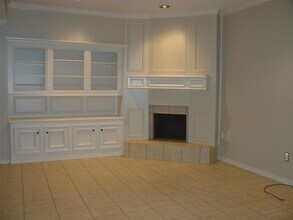 6320 N 1st St in Bellaire, TX - Foto de edificio - Building Photo
