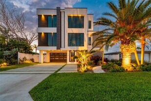 318 La Hacienda Dr in Indian Rocks Beach, FL - Building Photo