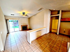 2036 Carmel River Ct in Stockton, CA - Foto de edificio - Building Photo