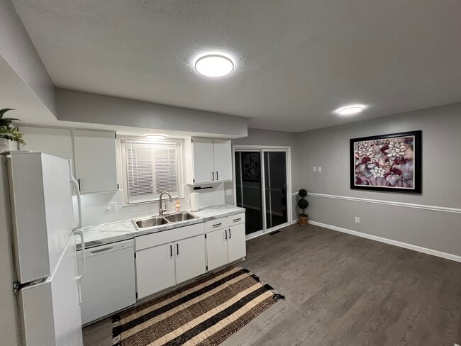 Cypress West Fairlawn Apartments in Fairlawn, OH - Building Photo - Building Photo