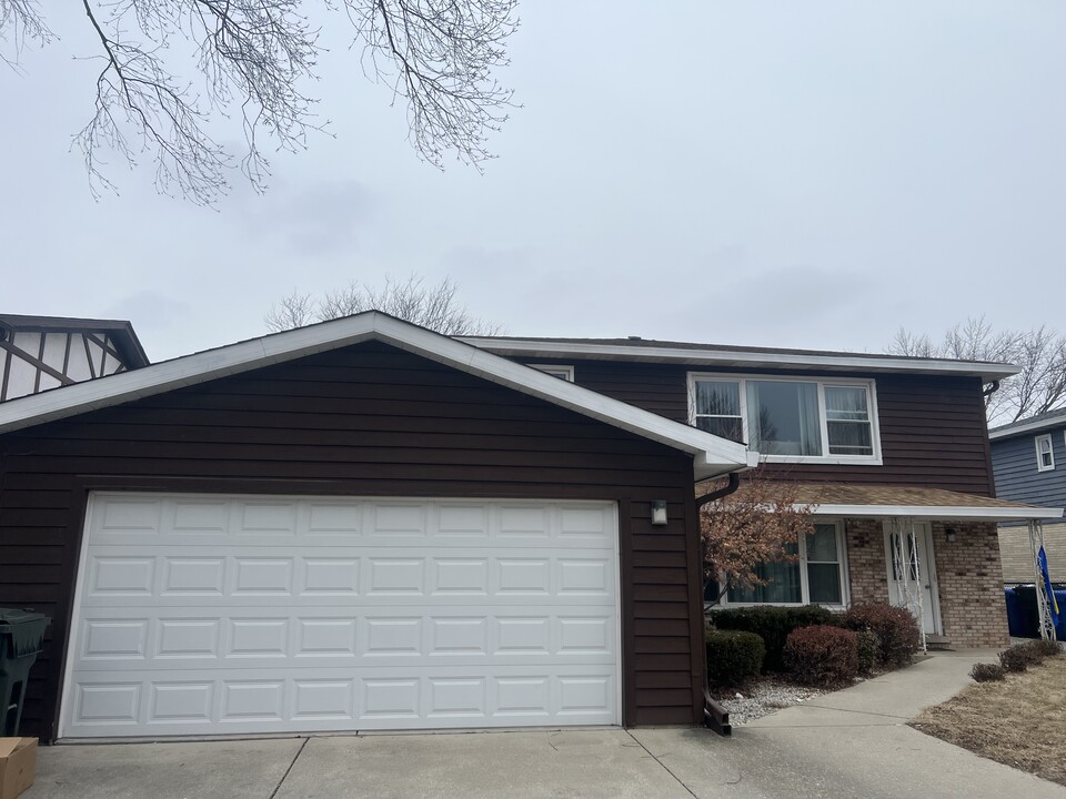 1002 E Callero Cir, Unit 2 in Mount Prospect, IL - Foto de edificio