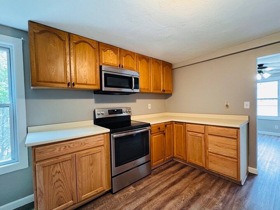 83 W Grove St in Middleboro, MA - Building Photo