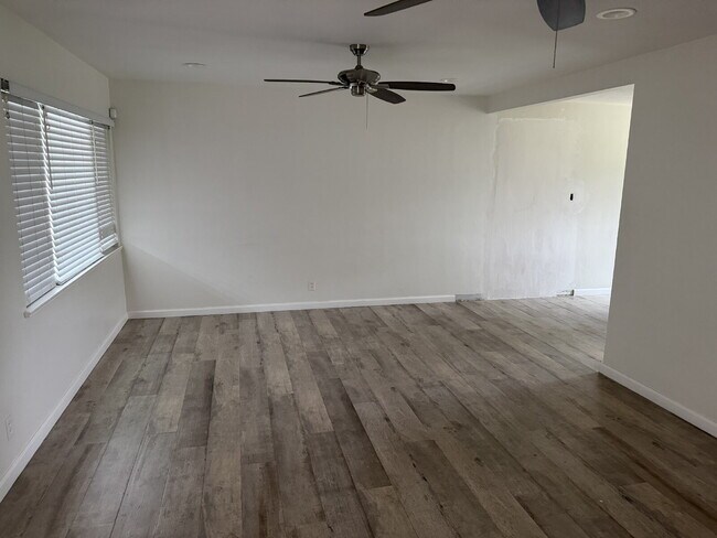 3724 Garnsey Ln in Bakersfield, CA - Foto de edificio - Building Photo