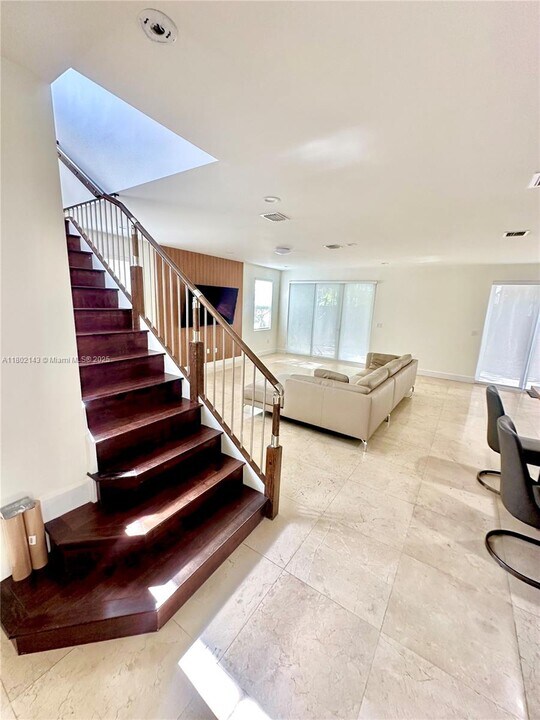 10450 NW 69th Terrace in Doral, FL - Building Photo