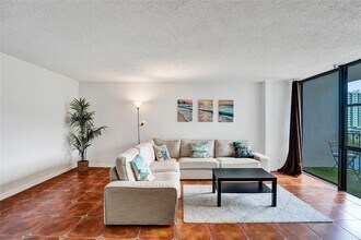 1000 Parkview Dr, Unit 412 in Hallandale Beach, FL - Building Photo - Building Photo
