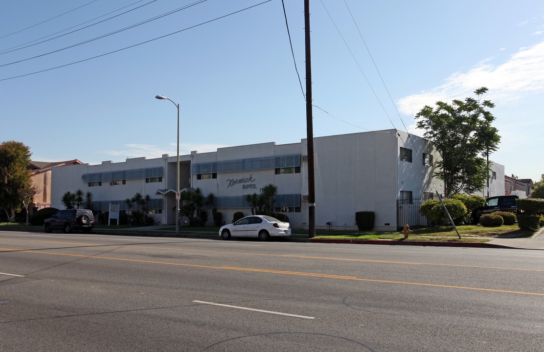 The Keswick Apartments in Reseda, CA - Building Photo