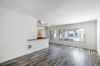 802 N West Knoll Dr in West Hollywood, CA - Building Photo - Interior Photo