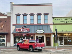 105 W Hickory St in Denton, TX - Building Photo