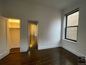 E 81st St in New York, NY - Foto de edificio - Building Photo