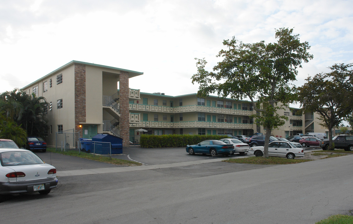 Executive Rental Apartments in Hollywood, FL - Building Photo