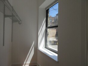 1348 W Howard St, Unit 1 in Chicago, IL - Building Photo - Building Photo