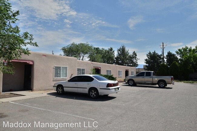 5817 Central Ave NW in Albuquerque, NM - Foto de edificio - Building Photo