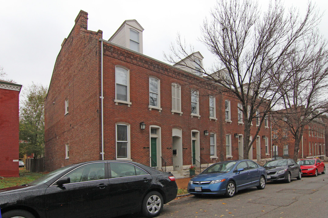 2405 Menard St in St. Louis, MO - Foto de edificio