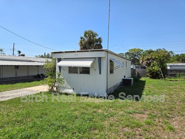 7041 Lofty Dr in Port Richey, FL - Building Photo - Building Photo