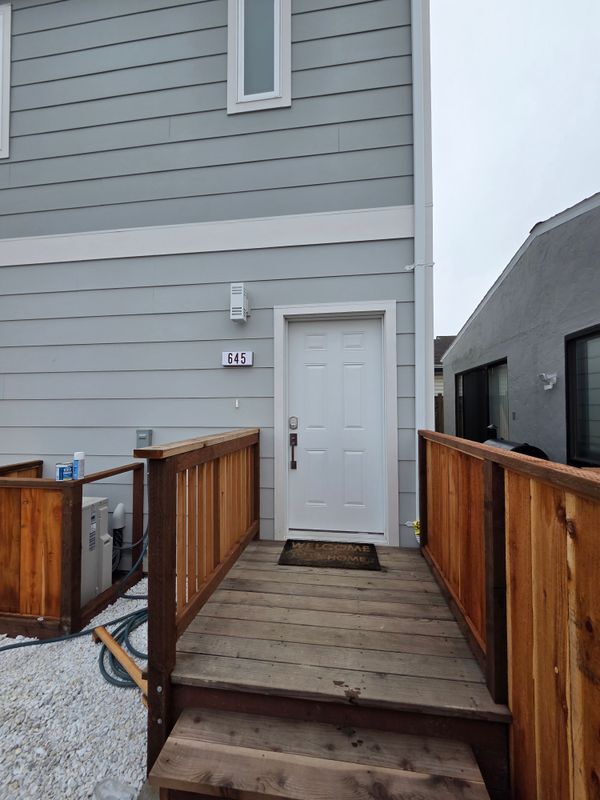 645 Gellert Blvd in Daly City, CA - Foto de edificio - Building Photo