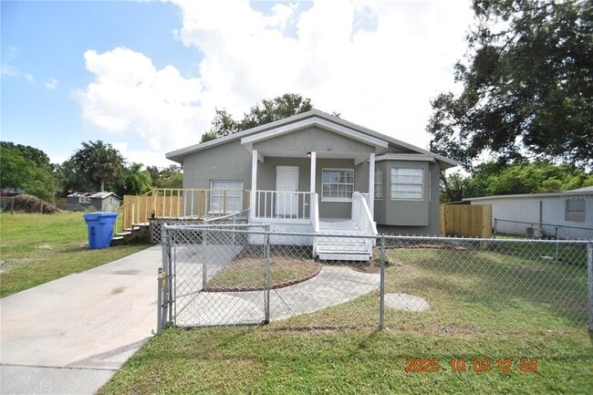 property at 718 Oak St SW