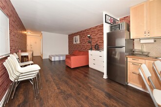 97-7 63rd Rd in Queens, NY - Foto de edificio - Building Photo