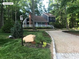 9 Country Club Dr in Shelter Island, NY - Building Photo