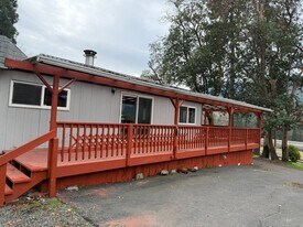 4778 N River Rd in Gold Hill, OR - Building Photo