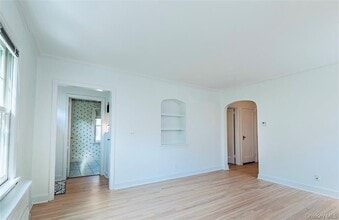 147 Nugent St in New Hyde Park, NY - Building Photo - Building Photo