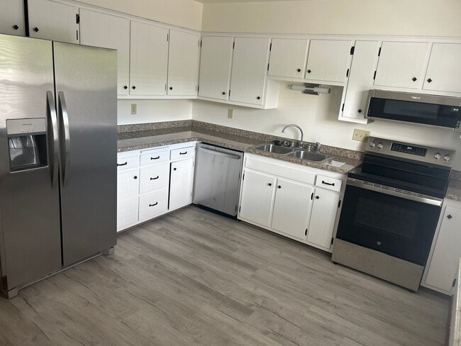 717 Fairwood Dr in Neenah, WI - Building Photo - Building Photo