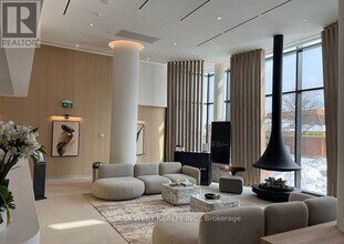 1 Fairview Rd E in Mississauga, ON - Building Photo - Building Photo