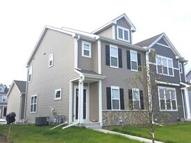 1472 Olde Highlander Dr in Oconomowoc, WI - Building Photo