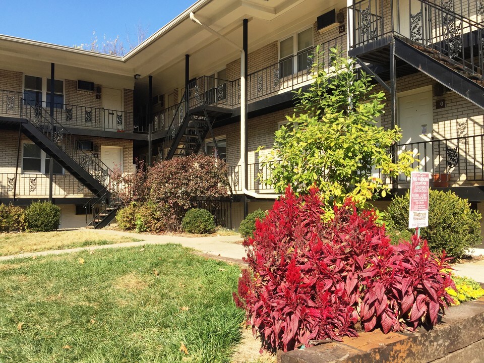 Americana Apartments in Lexington, KY - Foto de edificio