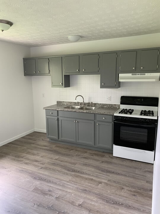 184 Bernower Ave SW in Massillon, OH - Building Photo